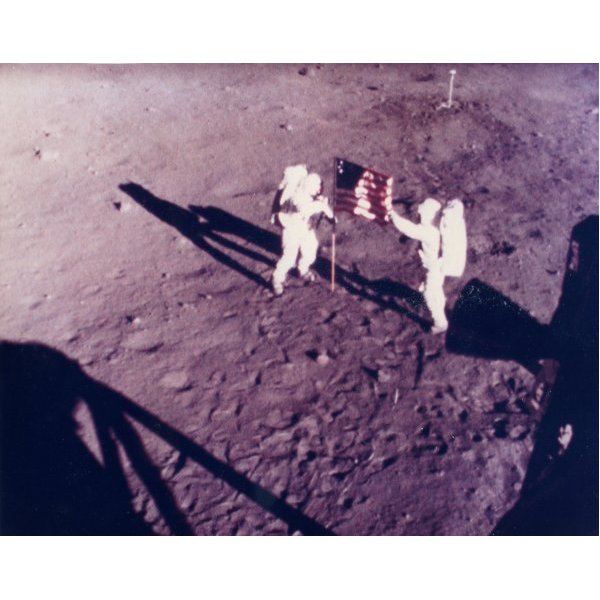 ARMSTRONG et ALDRIN plantent le drapeau Américain