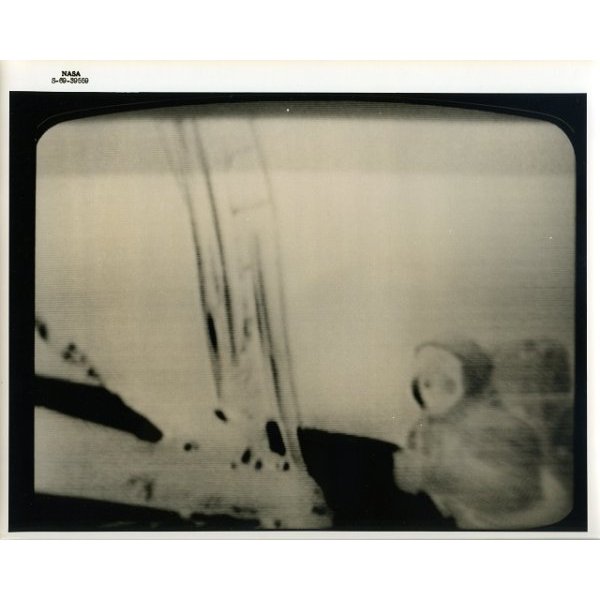 Buzz ALDRIN devant l’échelle du Module Lunaire. Apollo 11, le 20 juillet 1969