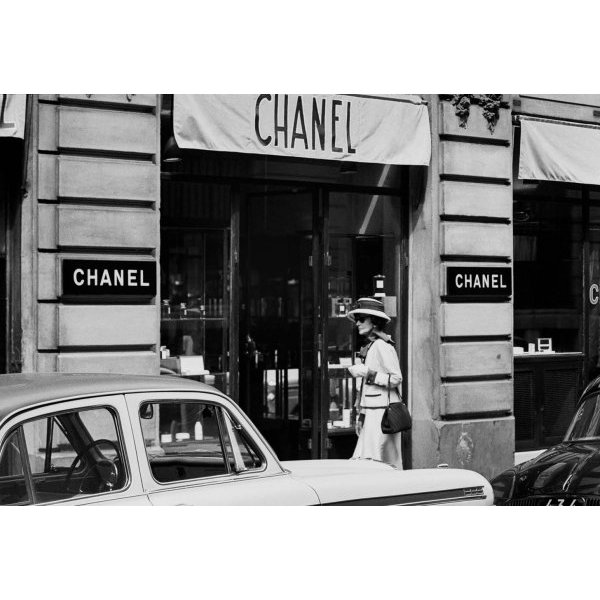 Mademoiselle Chanel devant Chanel