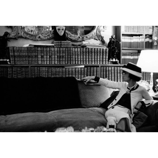 Portrait de Chanel sur un sofa