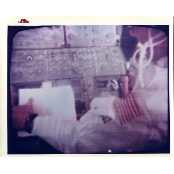 Intérieur du Module Lunaire (Neil ARMSTRONG&nbsp;?), le 18 juillet 1969