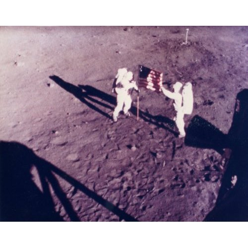 ARMSTRONG et ALDRIN plantent le drapeau Américain