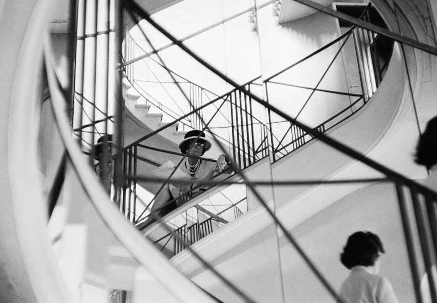 Chanel dans les escaliers