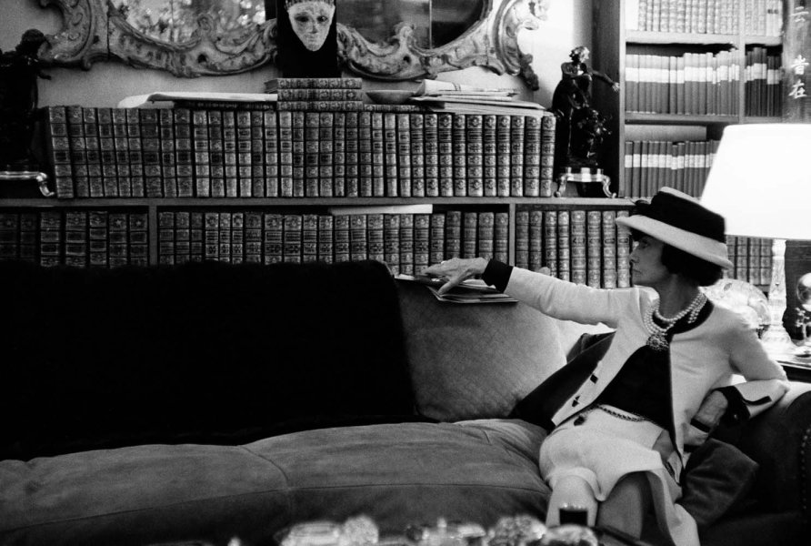 Portrait de Chanel sur un sofa
