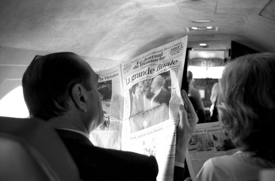 Jacques CHIRAC reading a newspaper